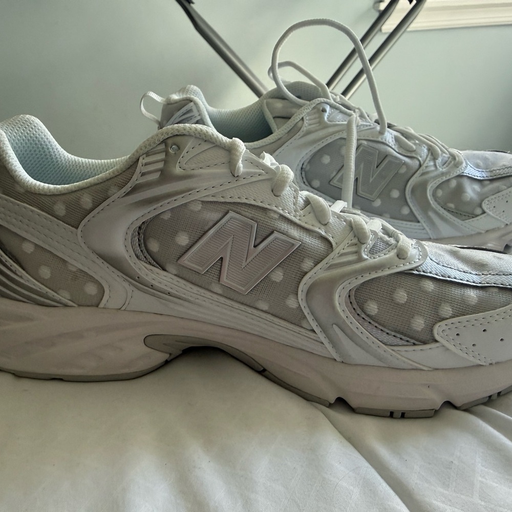 New Balance Women's White and Light Gray Sneakers